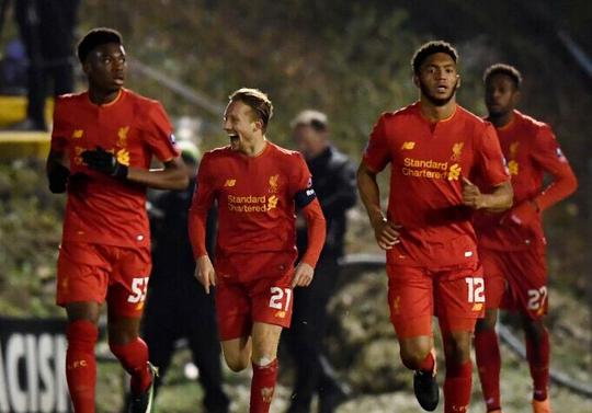 比赛结束后球员激动落泪