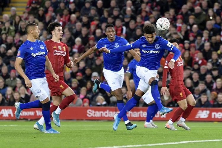 特里：穆帅赢球后会让我们在基地陪孩子，我的孩子们很喜欢他