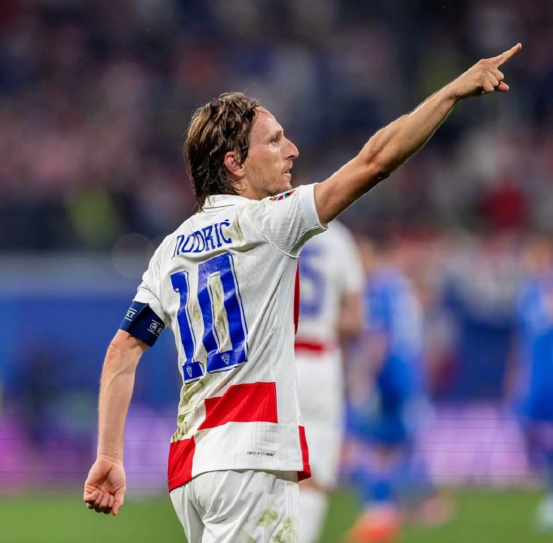 队中核心主动降薪续约，球迷盛赞忠诚