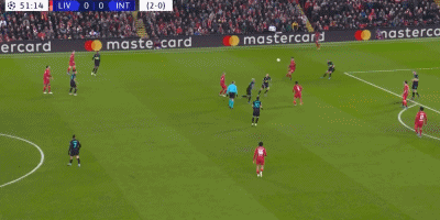 “罗马队友基情互动”，德罗西赛后新闻发布会被哲科亲吻